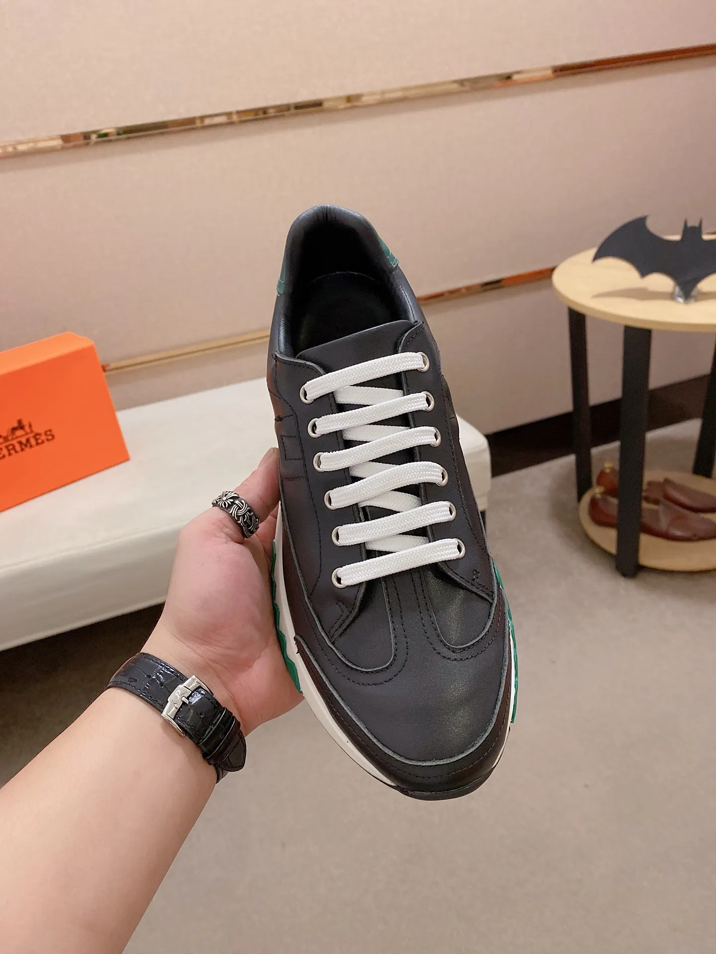 Ex-factory price: 500💰《HERMES》【Classic original single version】Hermès; top 🔝purchasing agent🔍🔍men's latest 🇺🇸sold simultaneously, original imported from Italy ▲▲first-layer cowhide ▲▲ (high-end, nobility and class) ) Exquisite workmanship (Italian 🇮🇹 imported water-dyed 🐂 cowhide lining) sole: original sole provided by the original factory, ⚠️exclusive double-layer activity·TPR·rubber·combined molded outsole; super comfortable·wear-resistant·non-slip·environmental protection The real thing is more beautiful when photographed in kind (high quality, following orders), you can come in and out at will * Number of yards: 38·39·40·41·42·43·44# (can be customized 45.)